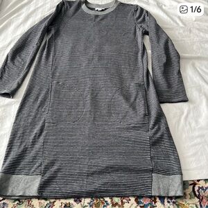 J. Jill EUC comfy super soft knit dress-tunic with pockets and cute hem detail.